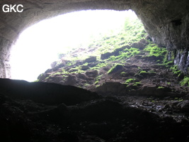 A contre jour le grand porche d'entrée de la grotte de Mawangdong 麻王洞. (Guizhou, Zunyi, Zheng'an, Fuyuan)