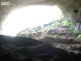 A contre jour le grand porche d'entrée de la grotte de Mawangdong 麻王洞. (Guizhou, Zunyi, Zheng'an, Fuyuan)