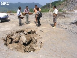 La grotte de Shihuiyaodong 石灰窑洞 s'ouvre par un étroit orifﬁce au milieu d'une carrière située en bord de route peu avant le village de Shihuiyao. (Banzhu, Zheng'an, Guizhou)