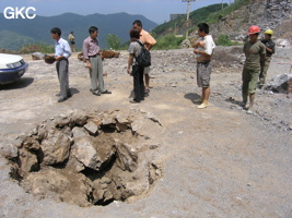 La grotte de Shihuiyaodong 石灰窑洞 s'ouvre par un étroit orifﬁce au milieu d'une carrière située en bord de route peu avant le village de Shihuiyao. (Banzhu, Zheng'an, Guizhou)