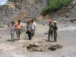 La grotte de Shihuiyaodong 石灰窑洞 s'ouvre par un étroit orifﬁce au milieu d'une carrière située en bord de route peu avant le village de Shihuiyao. (Banzhu, Zheng'an, Guizhou)