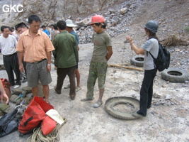 C'est avec une escarpolette en pneu de camion que les ouvriers de la carrière descendent et remontent le puits d'entrée  (P30 m) de la grotte de Shihuiyaodong 石灰窑洞. Une épique et courageuse exploration aux techniques de progression ancestrales. (Banzhu, Zheng'an, Guizhou)