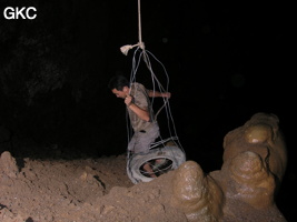 C'est avec une escarpolette en pneu de camion que les ouvriers de la carrière descendent et remontent le puits d'entrée  (P30 m) de la grotte de Shihuiyaodong 石灰窑洞. Une épique et courageuse exploration aux techniques de progression ancestrales. (Banzhu, Zheng'an, Guizhou)