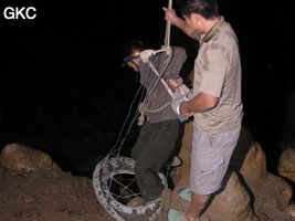 C'est avec une escarpolette en pneu de camion que les ouvriers de la carrière descendent et remontent le puits d'entrée  (P30 m) de la grotte de Shihuiyaodong 石灰窑洞. Une épique et courageuse exploration aux techniques de progression ancestrales. (Banzhu, Zheng'an, Guizhou)