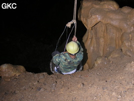 C'est avec une escarpolette en pneu de camion que les ouvriers de la carrière descendent et remontent le puits d'entrée  (P30 m) de la grotte de Shihuiyaodong 石灰窑洞. Une épique et courageuse exploration aux techniques de progression ancestrales. (Banzhu, Zheng'an, Guizhou)