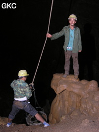 C'est avec une escarpolette en pneu de camion que les ouvriers de la carrière descendent et remontent le puits d'entrée  (P30 m) de la grotte de Shihuiyaodong 石灰窑洞. Une épique et courageuse exploration aux techniques de progression ancestrales. (Banzhu, Zheng'an, Guizhou)