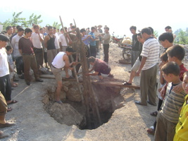 La grotte de Shihuiyaodong 石灰窑洞 s'ouvre par un étroit orifﬁce au milieu d'une carrière située en bord de route peu avant le village de Shihuiyao. (Banzhu, Zheng'an, Guizhou)