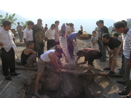 C'est avec une escarpolette en pneu de camion que les ouvriers de la carrière descendent et remontent le puits d'entrée  (P30 m) de la grotte de Shihuiyaodong 石灰窑洞. Une épique et courageuse exploration aux techniques de progression ancestrales. (Banzhu, Zheng'an, Guizhou)
