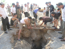 La grotte de Shihuiyaodong 石灰窑洞 s'ouvre par un étroit orifﬁce au milieu d'une carrière située en bord de route peu avant le village de Shihuiyao. (Banzhu, Zheng'an, Guizhou)