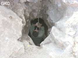 C'est avec une escarpolette en pneu de camion que les ouvriers de la carrière descendent et remontent le puits d'entrée  (P30 m) de la grotte de Shihuiyaodong 石灰窑洞. Une épique et courageuse exploration aux techniques de progression ancestrales. (Banzhu, Zheng'an, Guizhou)