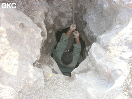 C'est avec une escarpolette en pneu de camion que les ouvriers de la carrière descendent et remontent le puits d'entrée  (P30 m) de la grotte de Shihuiyaodong 石灰窑洞. Une épique et courageuse exploration aux techniques de progression ancestrales. (Banzhu, Zheng'an, Guizhou)