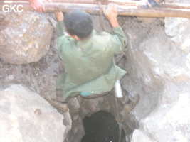 C'est avec une escarpolette en pneu de camion que les ouvriers de la carrière descendent et remontent le puits d'entrée  (P30 m) de la grotte de Shihuiyaodong 石灰窑洞. Une épique et courageuse exploration aux techniques de progression ancestrales. (Banzhu, Zheng'an, Guizhou)