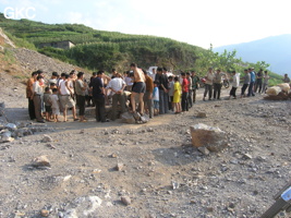 Il faut du monde et des bras pour hisser l'escarpolette en pneu de camion et son passager qui remonte les 30 mètres du puits d'entrée de la grotte de Shihuiyaodong 石灰窑洞.  (Banzhu, Zheng'an, Guizhou)