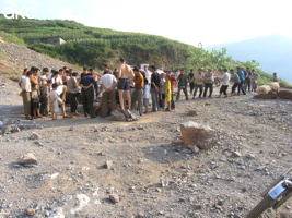 Il faut du monde et des bras pour hisser l'escarpolette en pneu de camion et son passager qui remonte les 30 mètres du puits d'entrée de la grotte de Shihuiyaodong 石灰窑洞.  (Banzhu, Zheng'an, Guizhou)