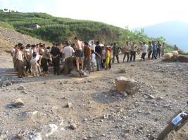 Il faut du monde et des bras pour hisser l'escarpolette en pneu de camion et son passager qui remonte les 30 mètres du puits d'entrée de la grotte de Shihuiyaodong 石灰窑洞.  (Banzhu, Zheng'an, Guizhou)