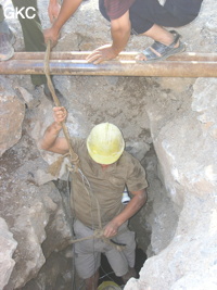 C'est avec une escarpolette en pneu de camion que les ouvriers de la carrière descendent et remontent le puits d'entrée  (P30 m) de la grotte de Shihuiyaodong 石灰窑洞. Une épique et courageuse exploration aux techniques de progression ancestrales. (Banzhu, Zheng'an, Guizhou)