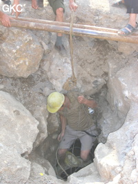 C'est avec une escarpolette en pneu de camion que les ouvriers de la carrière descendent et remontent le puits d'entrée  (P30 m) de la grotte de Shihuiyaodong 石灰窑洞. Une épique et courageuse exploration aux techniques de progression ancestrales. (Banzhu, Zheng'an, Guizhou)