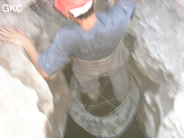 C'est avec une escarpolette en pneu de camion que les ouvriers de la carrière descendent et remontent le puits d'entrée  (P30 m) de la grotte de Shihuiyaodong 石灰窑洞. Une épique et courageuse exploration aux techniques de progression ancestrales. (Banzhu, Zheng'an, Guizhou)