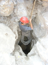 C'est avec une escarpolette en pneu de camion que les ouvriers de la carrière descendent et remontent le puits d'entrée  (P30 m) de la grotte de Shihuiyaodong 石灰窑洞. Une épique et courageuse exploration aux techniques de progression ancestrales. (Banzhu, Zheng'an, Guizhou)