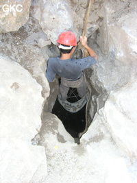 C'est avec une escarpolette en pneu de camion que les ouvriers de la carrière descendent et remontent le puits d'entrée  (P30 m) de la grotte de Shihuiyaodong 石灰窑洞. Une épique et courageuse exploration aux techniques de progression ancestrales. (Banzhu, Zheng'an, Guizhou)