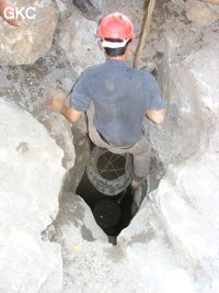 C'est avec une escarpolette en pneu de camion que les ouvriers de la carrière descendent et remontent le puits d'entrée  (P30 m) de la grotte de Shihuiyaodong 石灰窑洞. Une épique et courageuse exploration aux techniques de progression ancestrales. (Banzhu, Zheng'an, Guizhou)