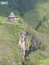 Le site de la pagode de l'arche du dragon au pied de laquelle s'ouvre Longqiaogedong (Grotte de la pagode de l'arche du dragon) 龙桥阁洞. - réseau de Longnudong 龙女洞 - (Shipin, Zheng'an 正安, Zunyi Shi 遵义市, Guizhou 贵州省, Chine 中国)