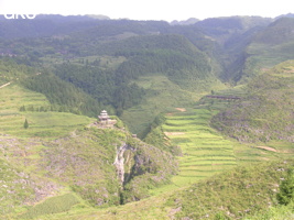 Le site de la pagode de l'arche du dragon au pied de laquelle s'ouvre Longqiaogedong (Grotte de la pagode de l'arche du dragon) 龙桥阁洞. - réseau de Longnudong 龙女洞 - (Shipin, Zheng'an 正安, Zunyi Shi 遵义市, Guizhou 贵州省, Chine 中国)