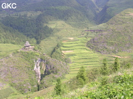 Le site de la pagode de l'arche du dragon au pied de laquelle s'ouvre Longqiaogedong (Grotte de la pagode de l'arche du dragon) 龙桥阁洞. - réseau de Longnudong 龙女洞 - (Shipin, Zheng'an 正安, Zunyi Shi 遵义市, Guizhou 贵州省, Chine 中国)