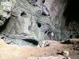 Petit autel de prières avec statues, dans l'entrée de la grotte de Lingshandong 灵山洞 (réseau de Mawangdong-Lingshandong).(Fuyan, Zheng'an 正安, Zunyi Shi 遵义市, Guizhou 贵州省, Chine 中国)