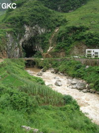 La puissante résurgence de la rivière Gesohe 革索出口, (Panxian 盘县, Liupanshui 六盘水市, Guizhou 贵州省, Chine).