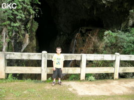 Lucas Barbary sur le pont qui enjambe la puissante résurgence de la rivière Gesohe 革索出口, (Panxian 盘县, Liupanshui 六盘水市, Guizhou 贵州省, Chine).