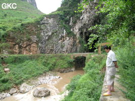 La puissante résurgence de la rivière Gesohe 革索出口, (Panxian 盘县, Liupanshui 六盘水市, Guizhou 贵州省, Chine).