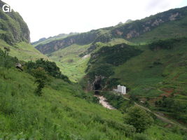 La puissante résurgence de la rivière Gesohe 革索出口, avec à droite le bâtiment de la centrale hydroélectrique (Panxian 盘县, Liupanshui 六盘水市, Guizhou 贵州省, Chine).