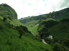 La puissante résurgence de la rivière Gesohe 革索出口, avec à droite le bâtiment de la centrale hydroélectrique (Panxian 盘县, Liupanshui 六盘水市, Guizhou 贵州省, Chine).