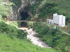 La puissante résurgence de la rivière Gesohe 革索出口 avec à droite le bâtiment de la centrale hydroélectrique (Panxian 盘县, Liupanshui 六盘水市, Guizhou 贵州省, Chine).