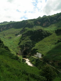 La puissante résurgence de la rivière Gesohe 革索出口, (Panxian 盘县, Liupanshui 六盘水市, Guizhou 贵州省, Chine).