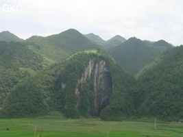 Le porche d'entrée de Dadong 大洞, éventre un piton sur la bordure nord du poljé de Rangshuiba. (Suiyang 绥阳, Zunyi 遵义市, Guizhou 贵州省, Chine).