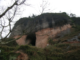 C'est dans cette falaise de grès? à la sortie de la ville de Songtao que s'ouvre la grotte de Yunluotun dong. (district autonome Miao de Songtao, Tongren, Guizhou).