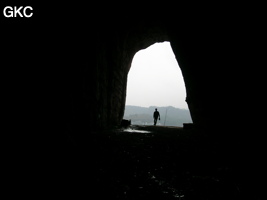 Contre-jour dans l'entrée de la grotte de Yunluotun dong. (district autonome Miao de Songtao, Tongren, Guizhou).
