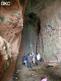 Exploration de la grotte de Yunluotun dong pas besoin de lumière la grotte s'achève au bout de 80 m. (district autonome Miao de Songtao, Tongren, Guizhou).