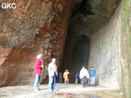 Exploration de la grotte de Yunluotun dong pas besoin de lumière la grotte s'achève au bout de 80 m. (district autonome Miao de Songtao, Tongren, Guizhou).
