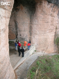 Entrée de la grotte de Yunluotun dong. (district autonome Miao de Songtao, Tongren, Guizhou).