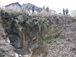 L'entrée de Shimenkandong  石门坎洞 (Grotte de la porte de pierre) est un puits qui s'ouvre juste au bord de la route au col. (district autonome Miao de Songtao 松桃苗族自治县, Tongren, Guizhou)