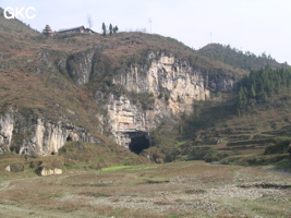Deux rivières confluent pour se jeter dans la perte de Xiaoshuidong 消水洞 qui se situe à l'extrémité du poljé montagnard de Wuluo.(Wuluo, district autonome Miao de Songtao 松桃苗族自治县, Tongren, Guizhou)