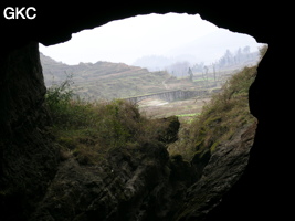 En contre-jour le porche d'entrée de la grotte perte de Xiaoshuidong 消水洞. (Wuluo, district autonome Miao de Songtao 松桃苗族自治县, Tongren, Guizhou)