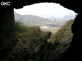 En contre-jour le porche d'entrée de la grotte perte de Xiaoshuidong 消水洞. (Wuluo, district autonome Miao de Songtao 松桃苗族自治县, Tongren, Guizhou)
