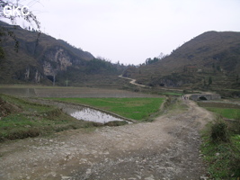La grotte perte de Xiaoshuidong 消水洞 se situe à l'extrémité du poljé montagnard de Wuluo. (Wuluo, district autonome Miao de Songtao 松桃苗族自治县, Tongren, Guizhou)