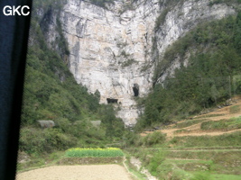 Les entrées en falaise de la grotte de Baiyangou (grotte de la falaise blanche) 白岩沟 (Shipin, Zheng'an, Guizhou)