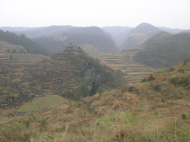 Le site de la pagode de l'arche du dragon au pied de laquelle s'ouvre Longqiaogedong (Grotte de la pagode de l'arche du dragon) 龙桥阁洞 une entrée du réseau de Longnudong 龙女洞. (Shipin, Zheng'an 正安, Zunyi Shi 遵义市, Guizhou 贵州省, Chine 中国)