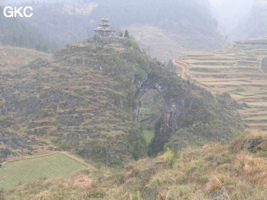 Le site de la pagode de l'arche du dragon au pied de laquelle s'ouvre Longqiaogedong (Grotte de la pagode de l'arche du dragon) 龙桥阁洞 une entrée du réseau de Longnudong 龙女洞. (Shipin, Zheng'an 正安, Zunyi Shi 遵义市, Guizhou 贵州省, Chine 中国)